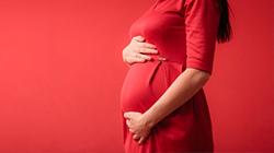 Jste cizinka a chystáte se mít miminko? Myslete na pojištění těhotenství i samotného porodu.